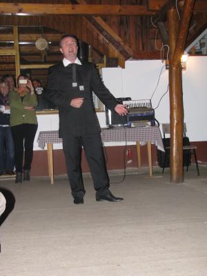 Szegedi Csaba énekel